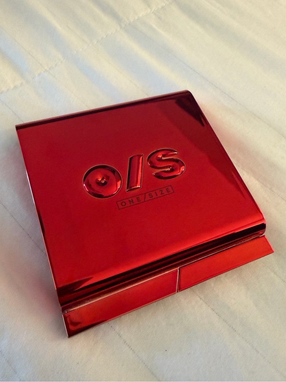 ONE/SIZE Metallic Red Compact Concealer Palette